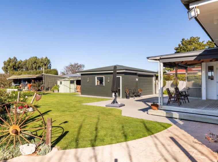 934 riverslea road south 18