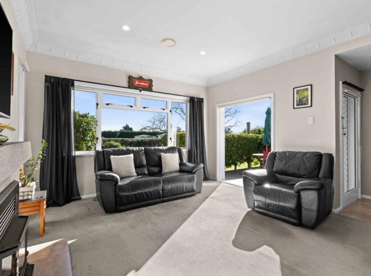 934 riverslea road south 8